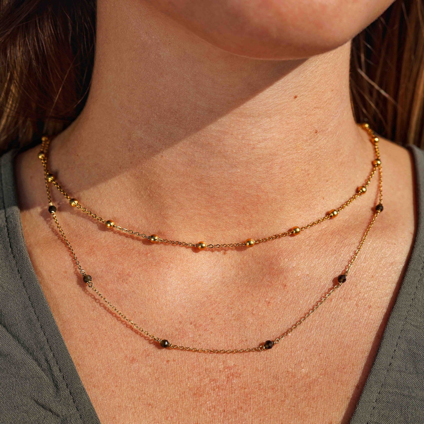 Collier chaine fine petites pierres semi-précieuses