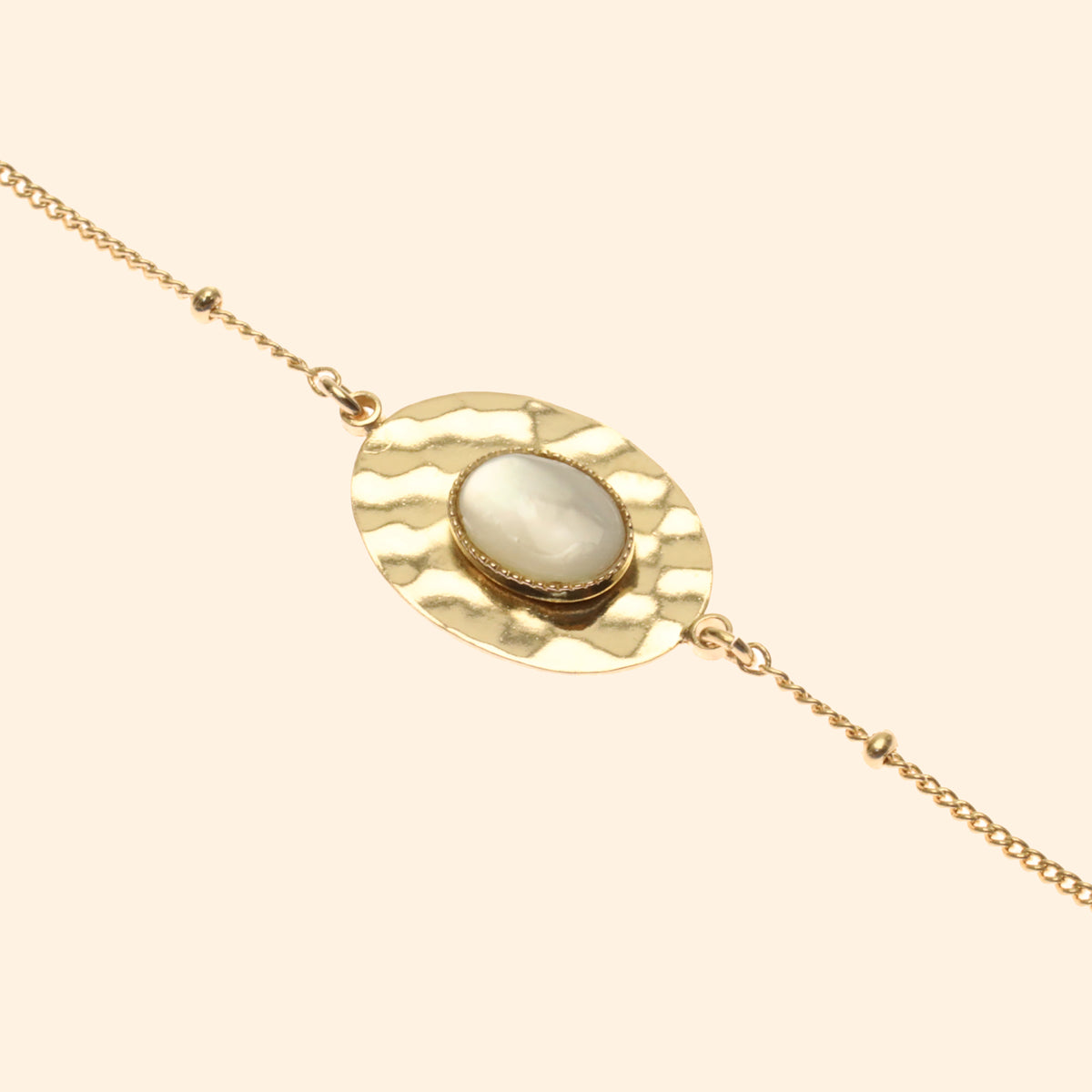 Bracelet martelée ajustable doré nacre blanche