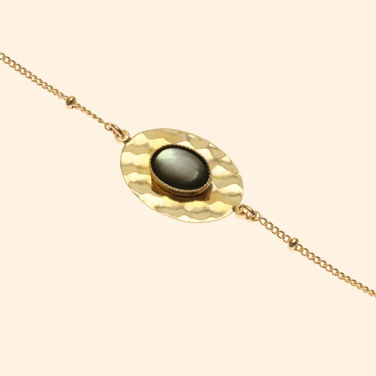 Bracelet martelée ajustable doré pierre nacre noir