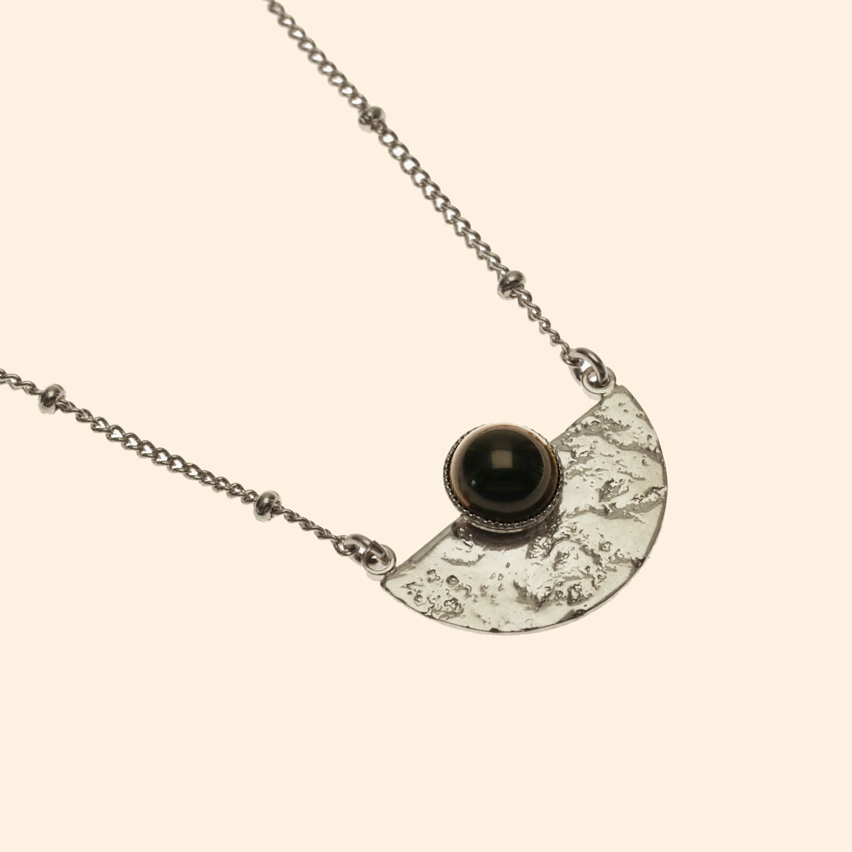 Collier Luna demi lune martelée pierre semi-précieuse