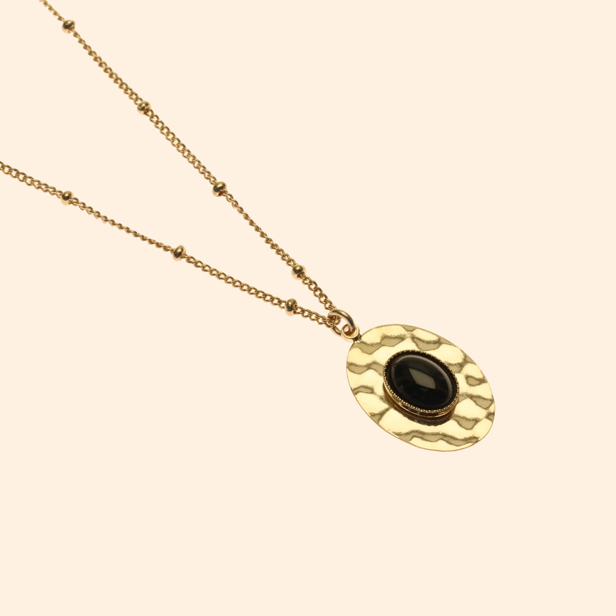 Collier doré ovale martelé pierre agate noir