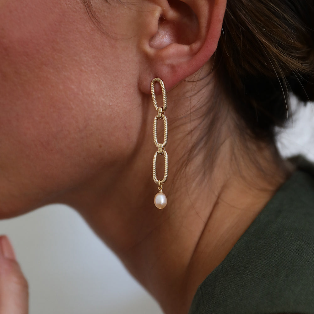 Boucles oreilles chaînes perle eau douce doré