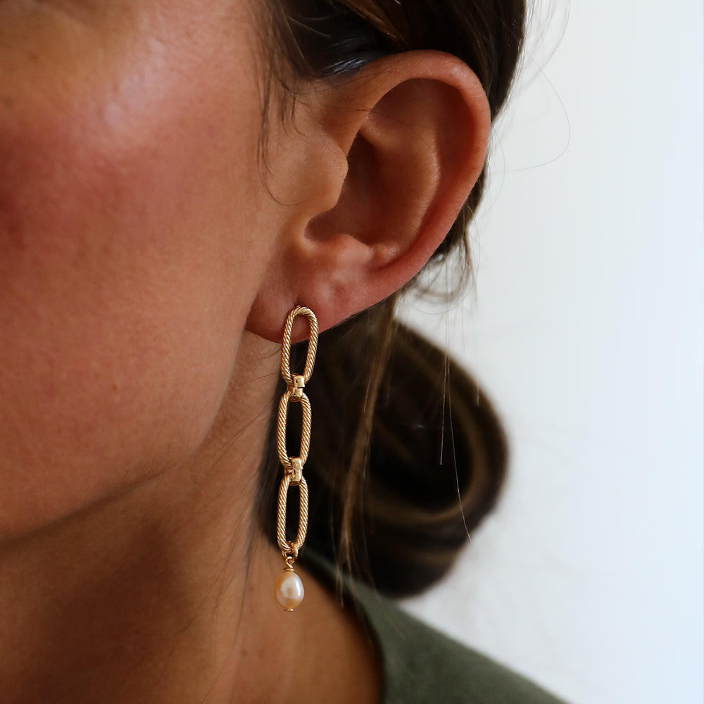 Boucles oreilles chaînes perle eau douce doré