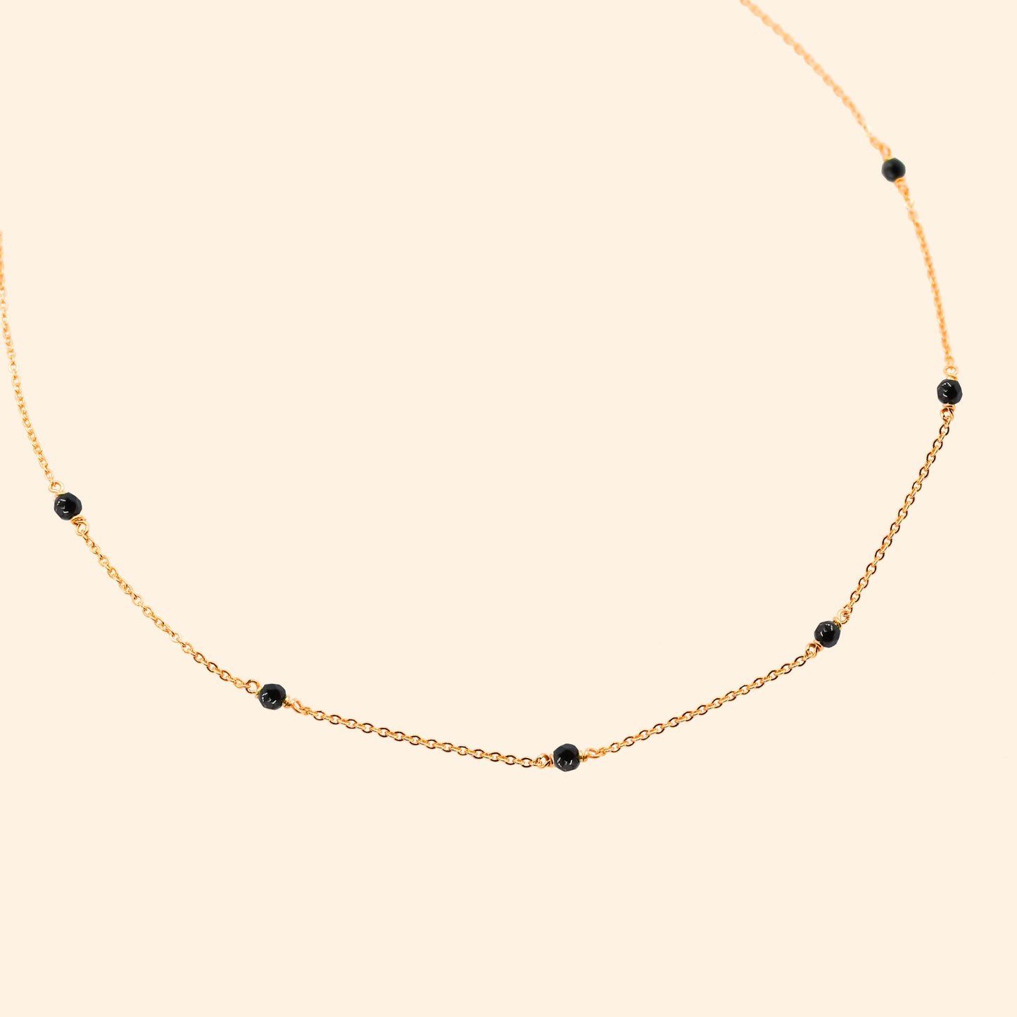 Collier chaine fine petites pierres semi-précieuses