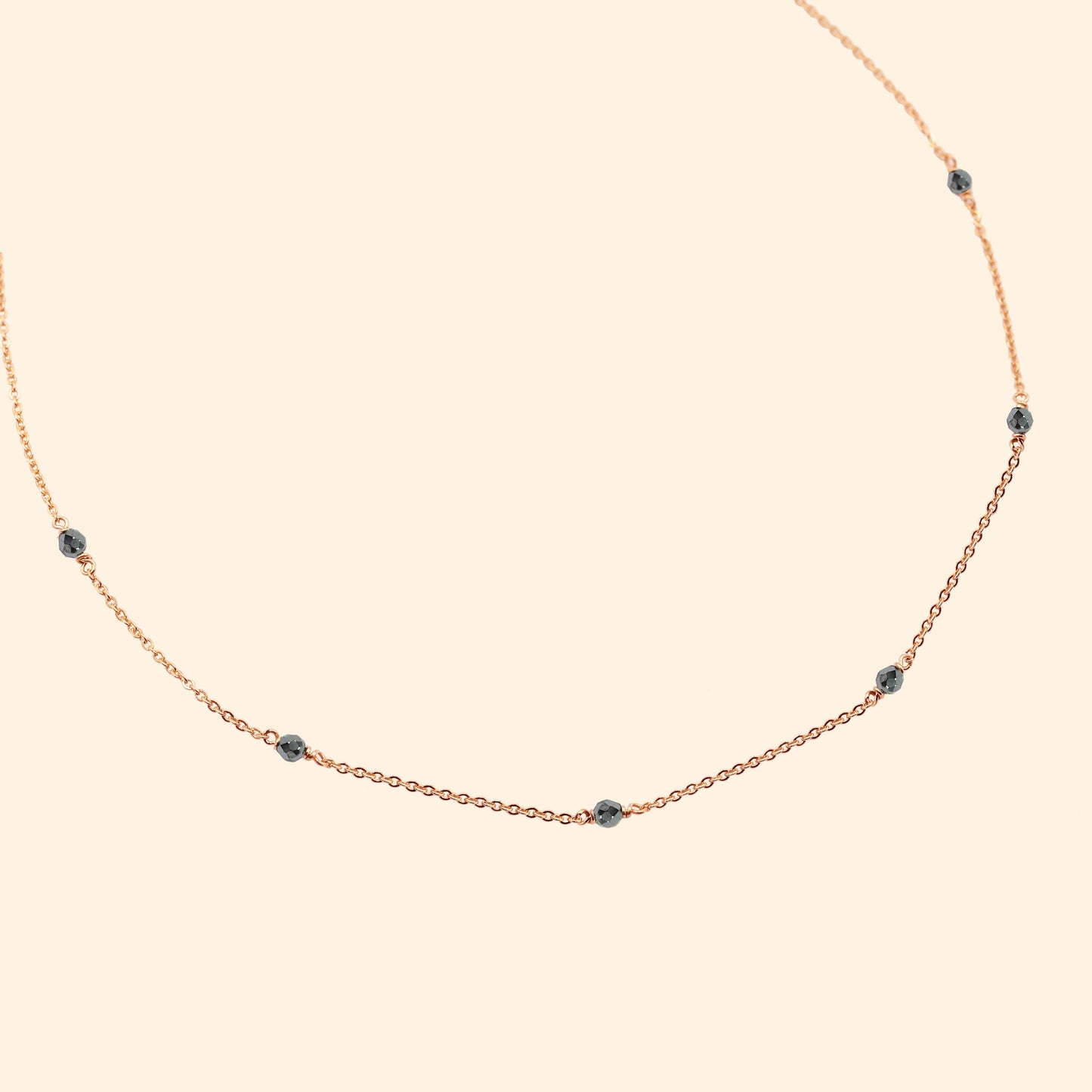 Collier chaine fine petites pierres semi-précieuses