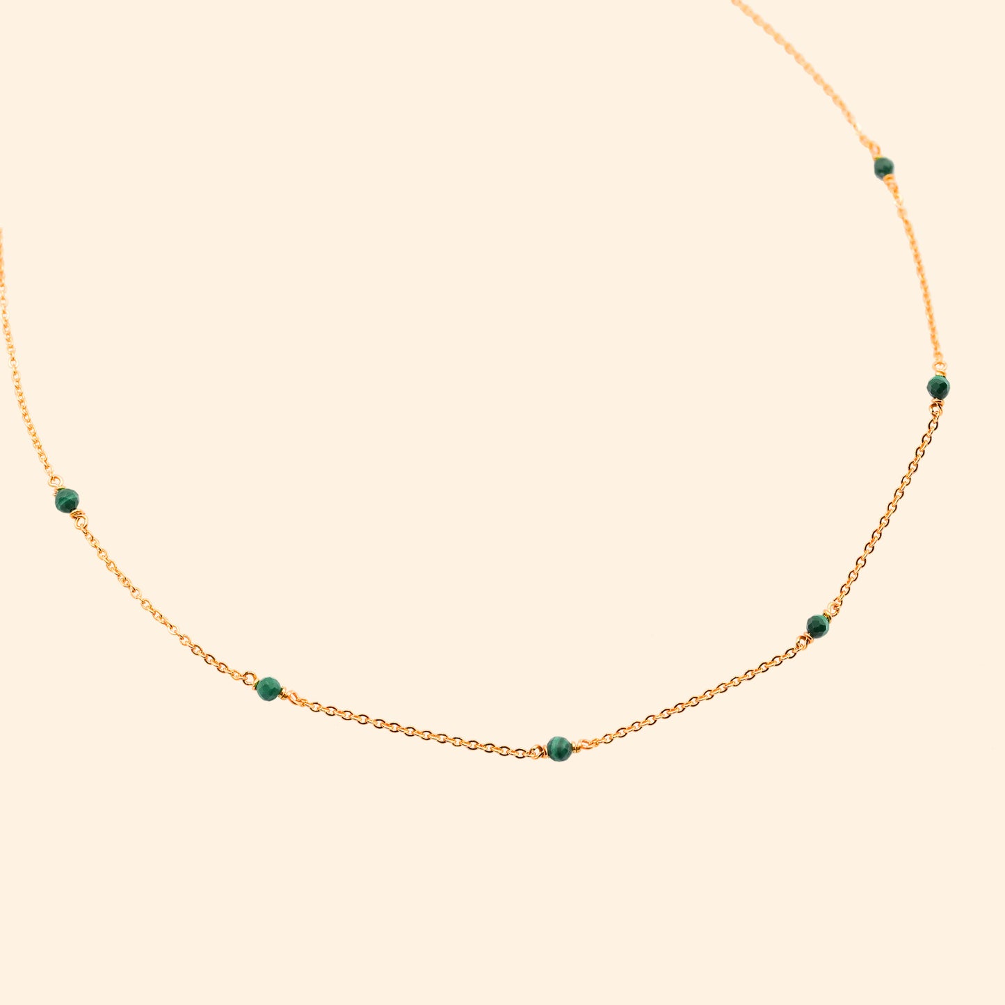 Collier chaine fine petites pierres semi-précieuses