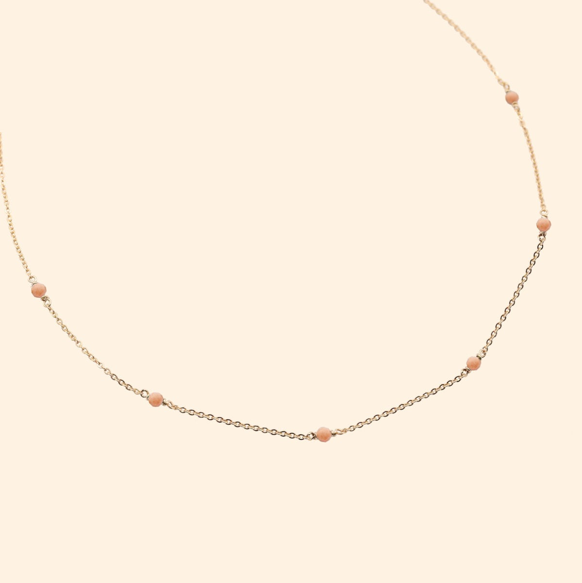 Collier chaine fine petites pierres semi-précieuses