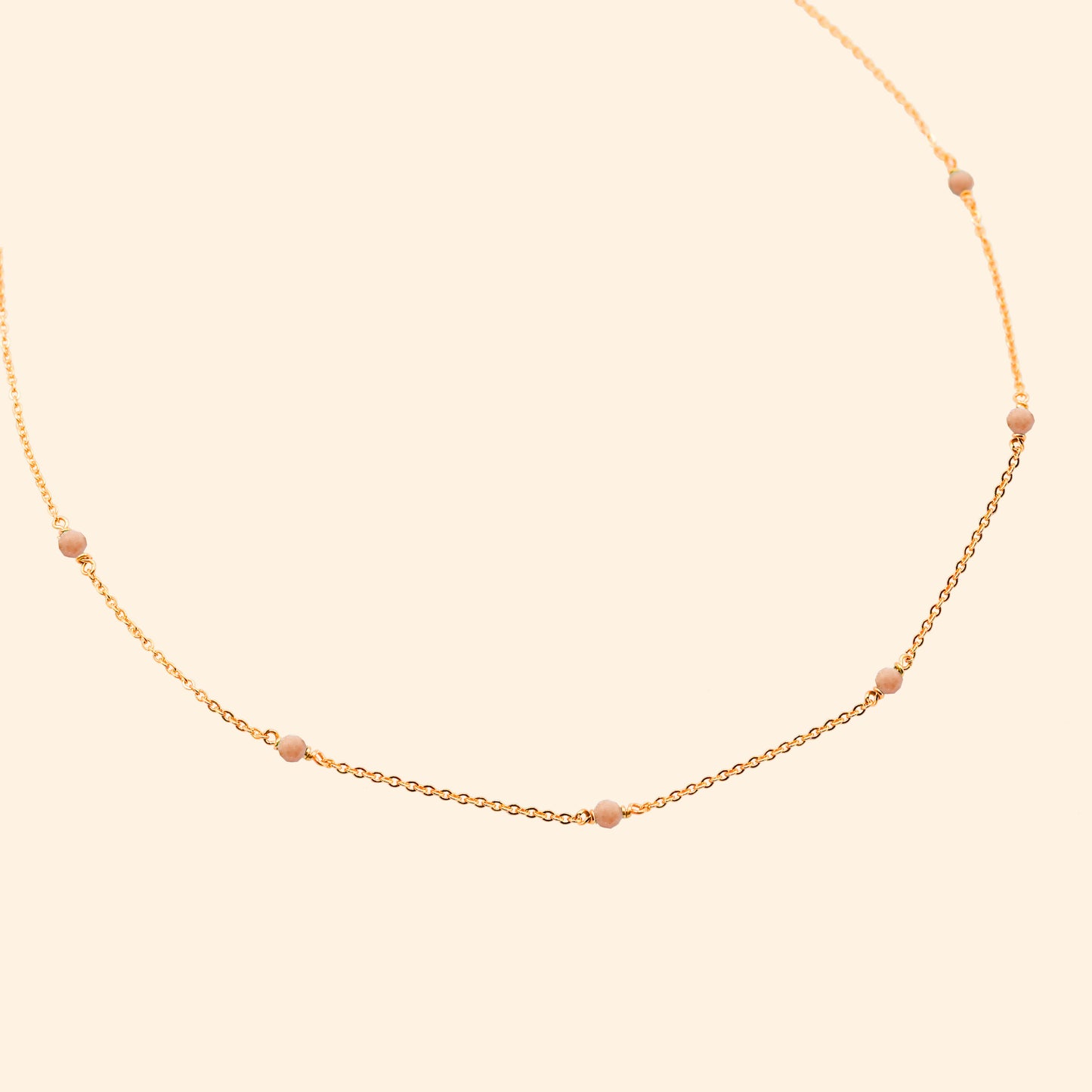 Collier chaine fine petites pierres semi-précieuses