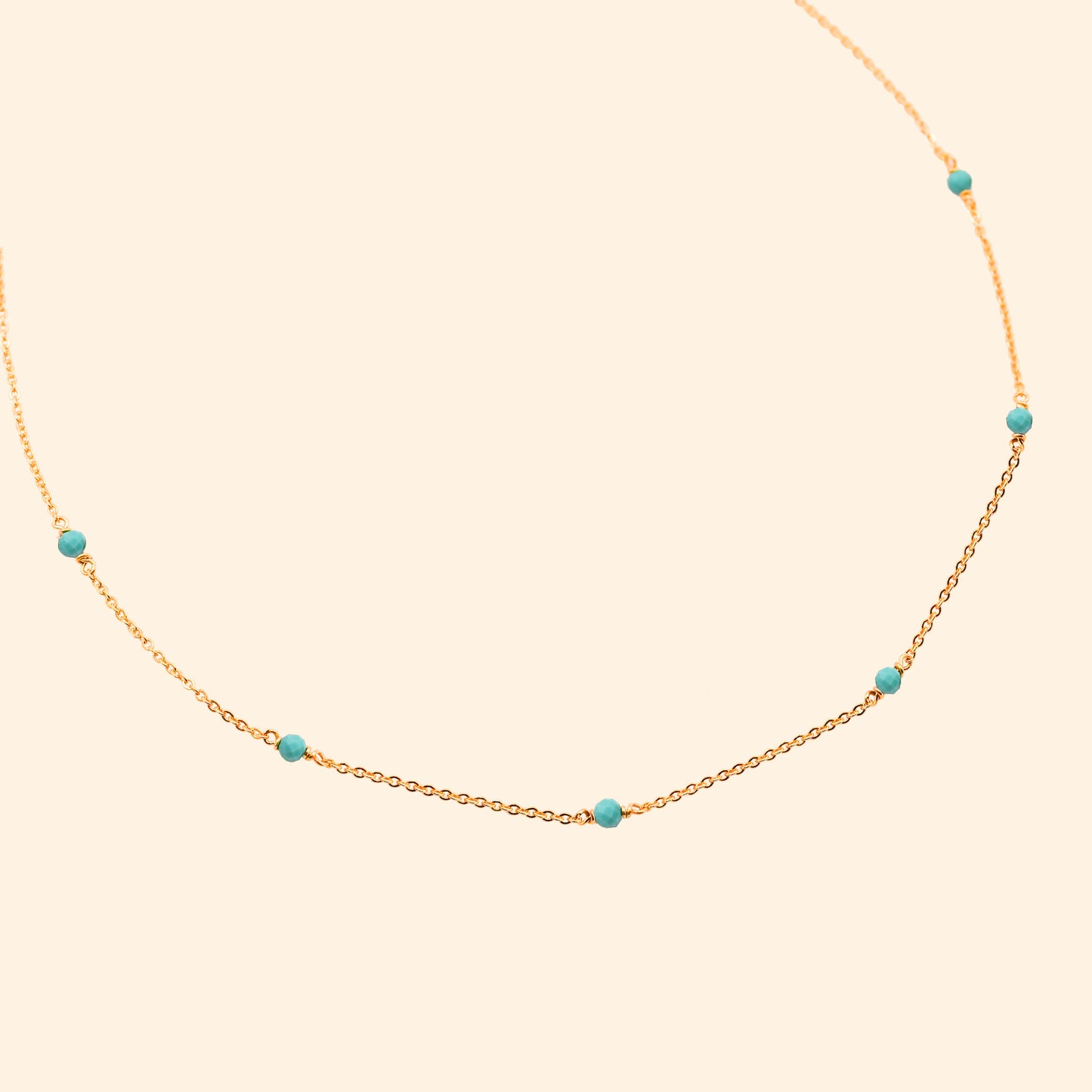 Collier chaine fine petites pierres semi-précieuses