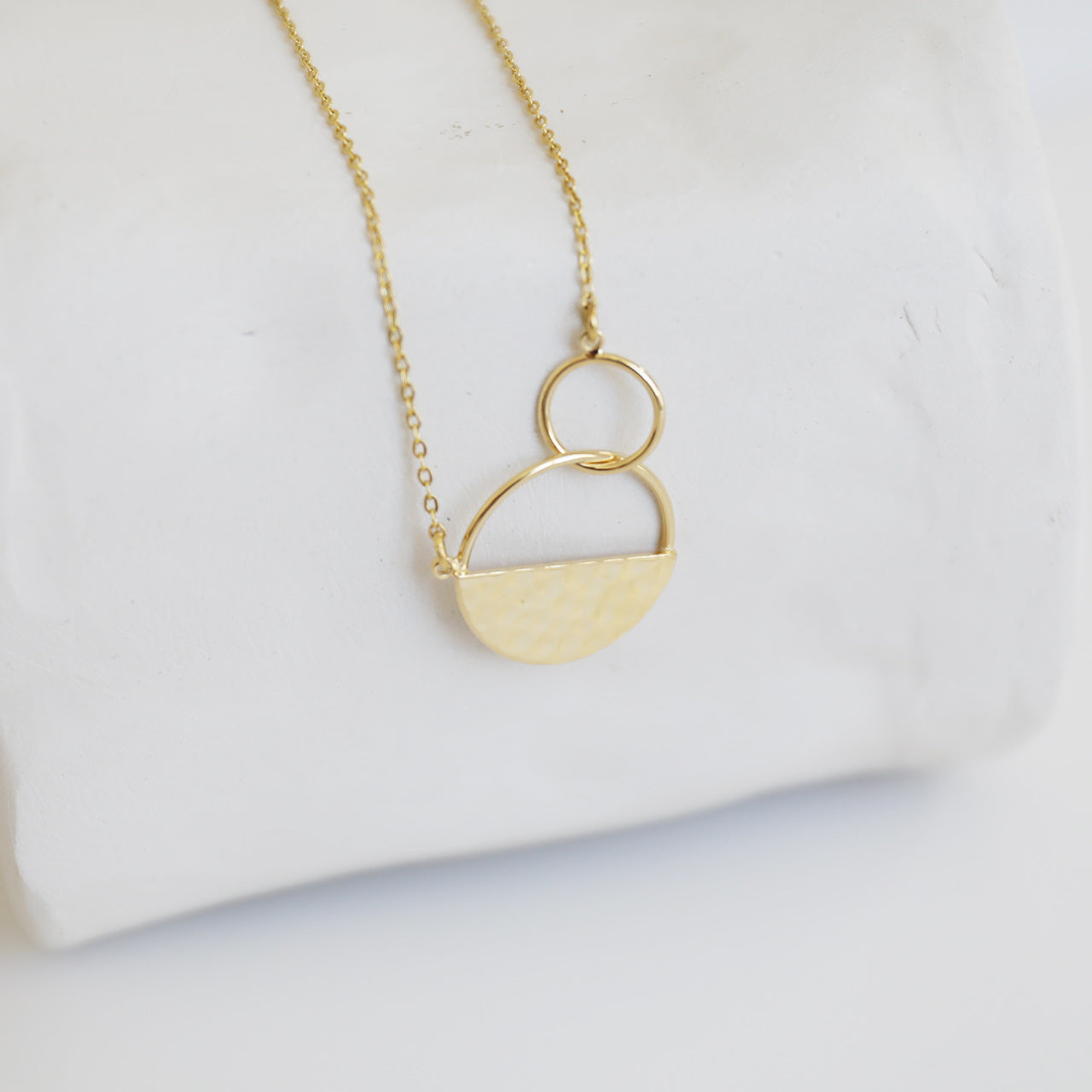 Collier Amalia demi-lune martelé