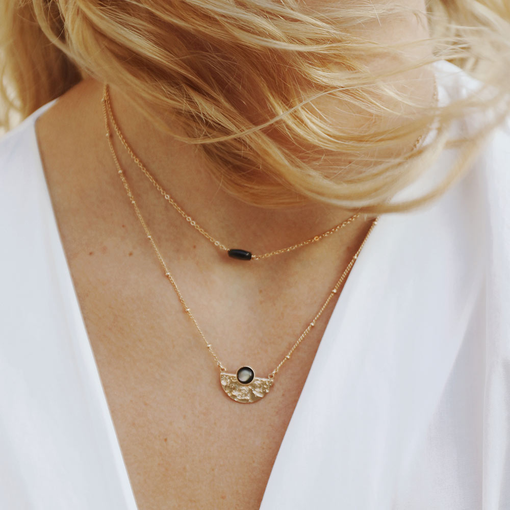 Collier Luna demi lune martelée pierre semi-précieuse