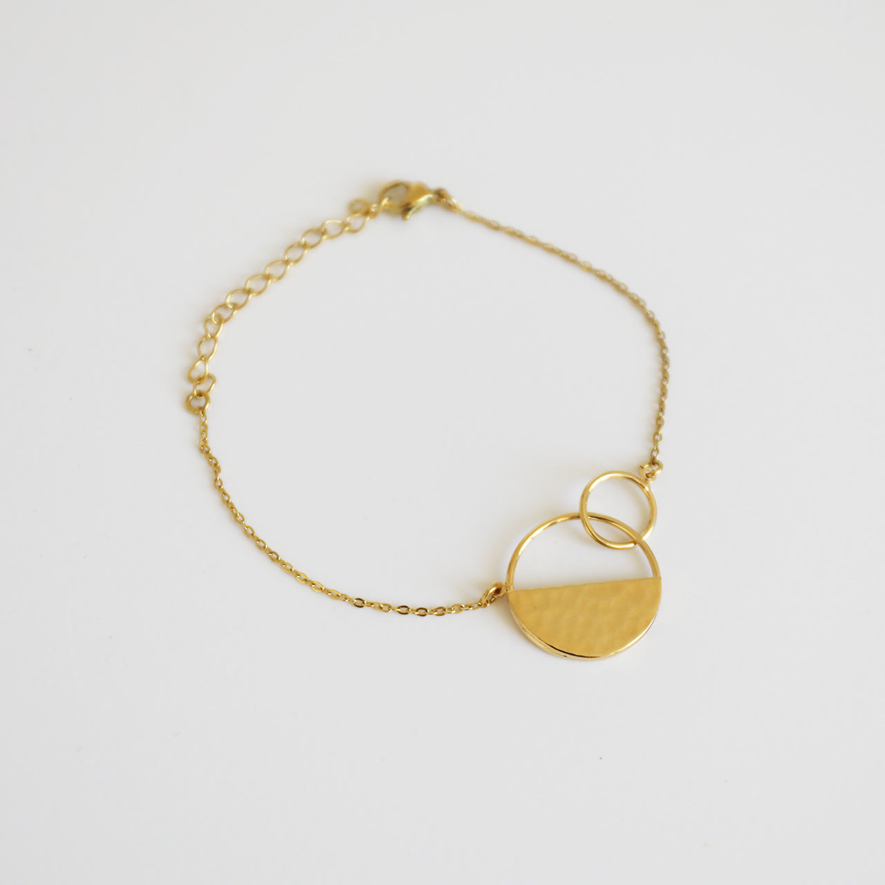 Bracelet ajustable demi-lune martelée doré