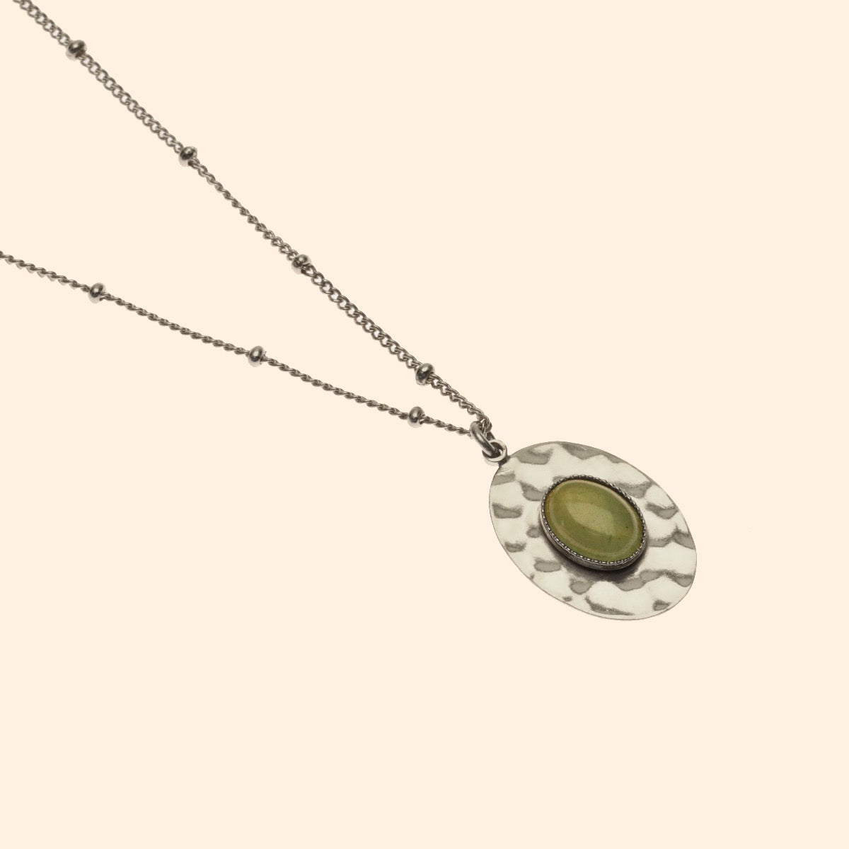 Collier argent ovale martelé pierre jadeite