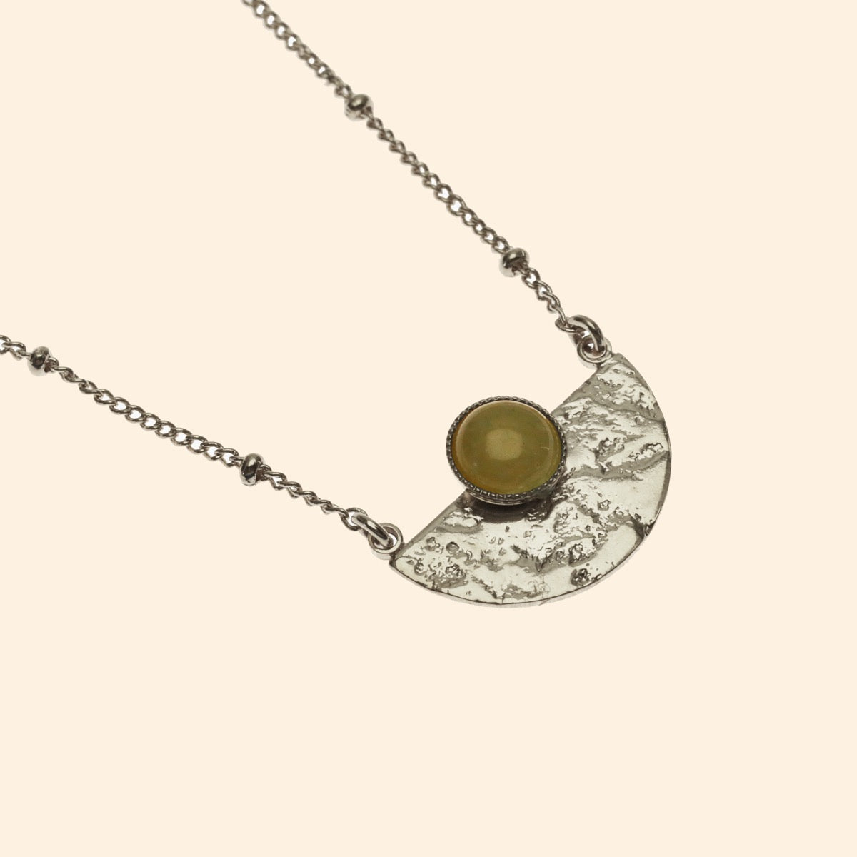Collier Luna demi lune martelée pierre semi-précieuse
