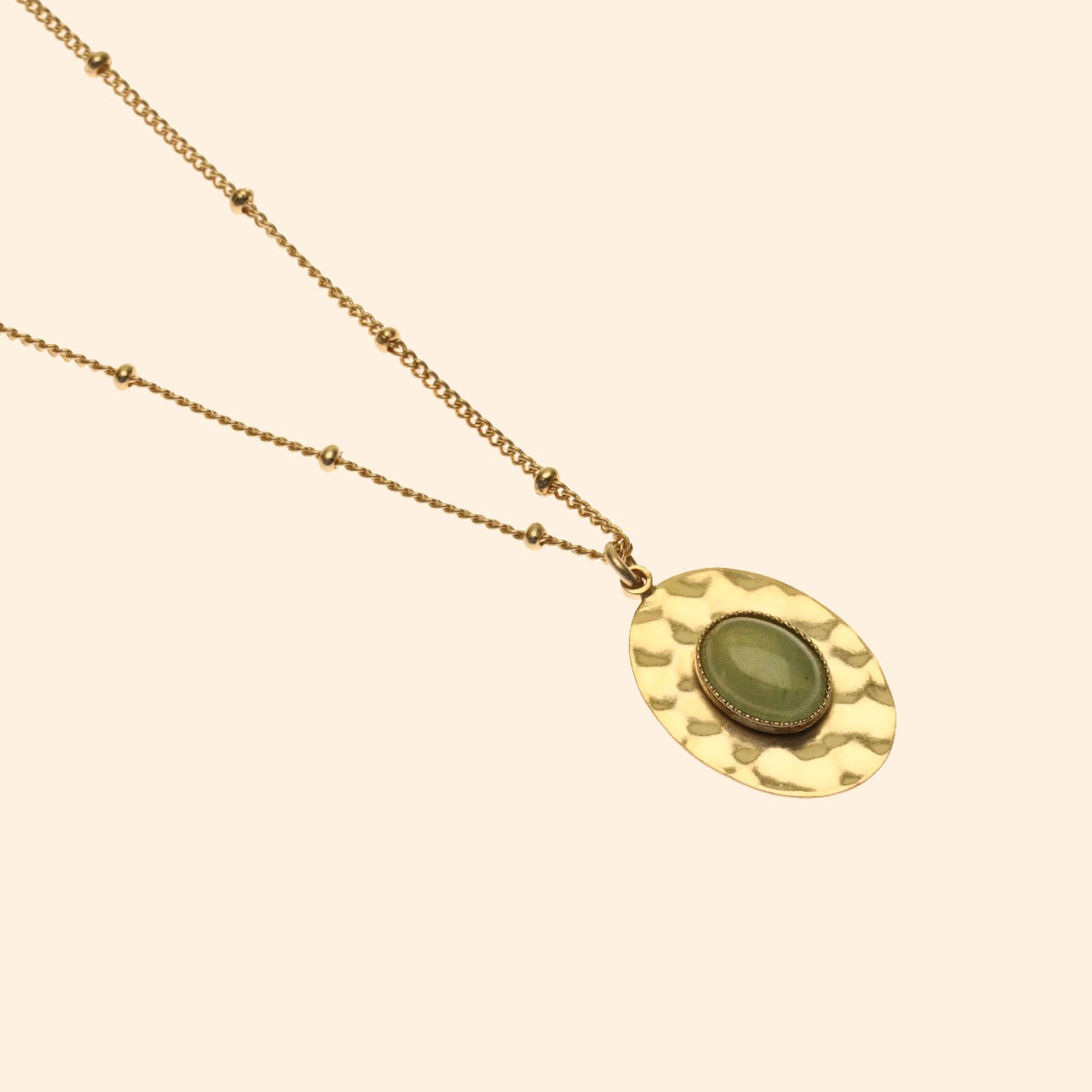 Collier doré ovale martelé pierre jadeite