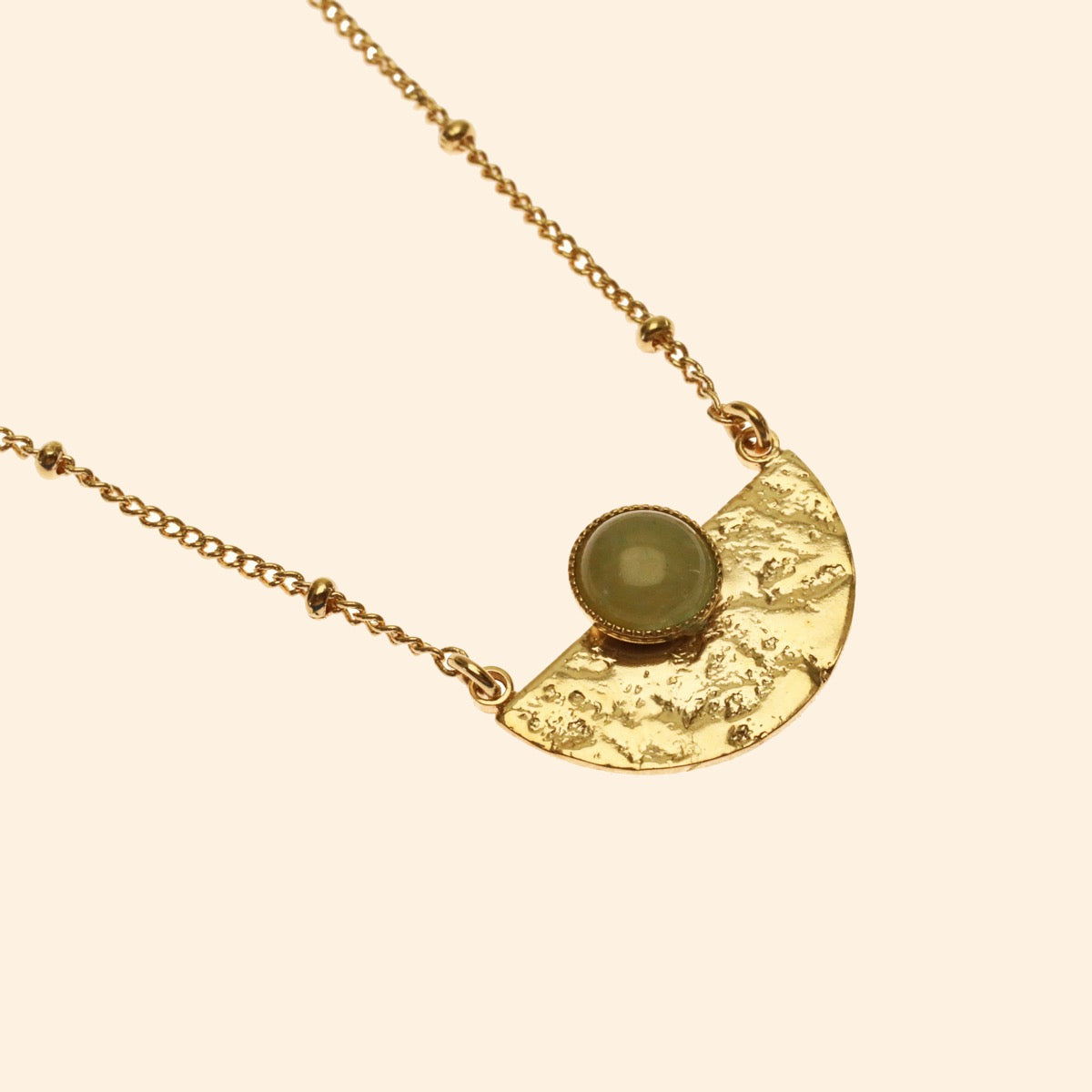 Collier Luna demi lune martelée pierre semi-précieuse