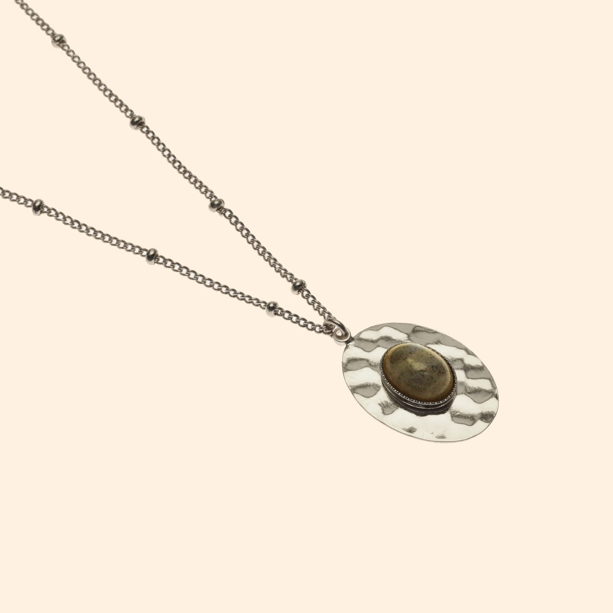 Collier argenté ovale martelé pierre labradorite