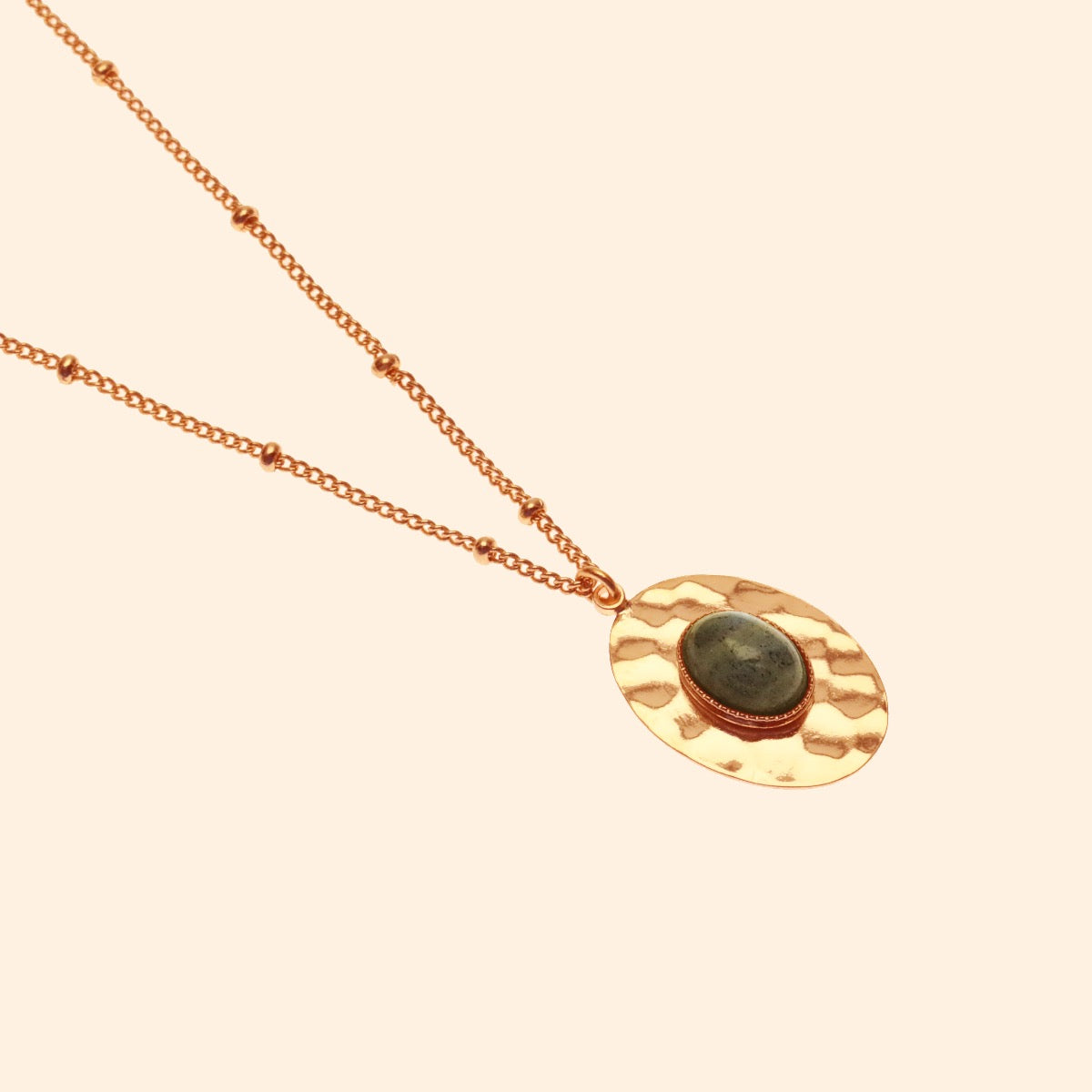 Collier chaine fine avec pierre naturelle