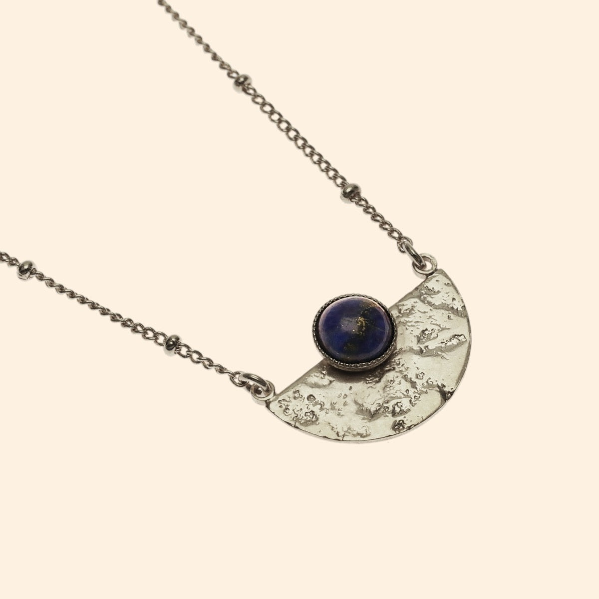 Collier Luna demi lune martelée pierre semi-précieuse