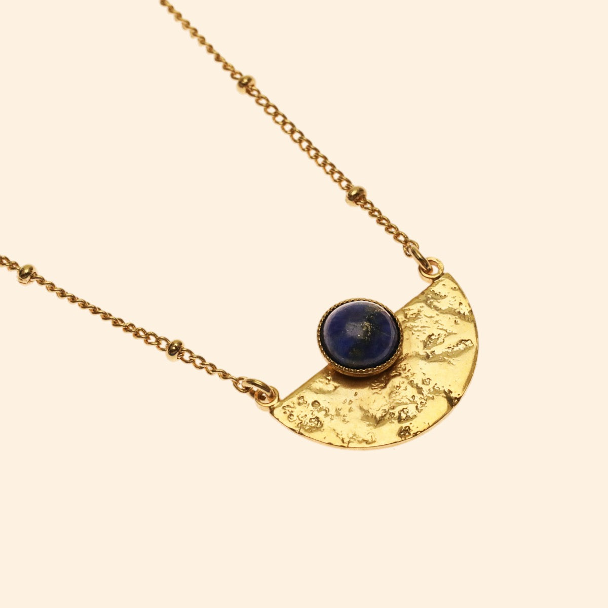 Collier Luna demi lune martelée pierre semi-précieuse