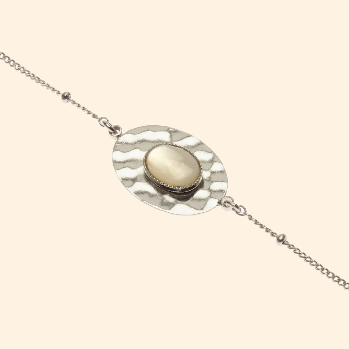 Bracelet martelée ajustable argent pierre nacre blanche