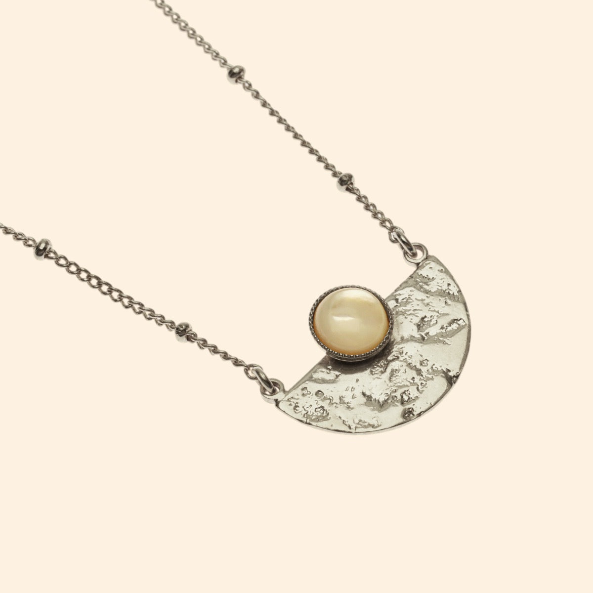 Collier Luna demi lune martelée pierre semi-précieuse