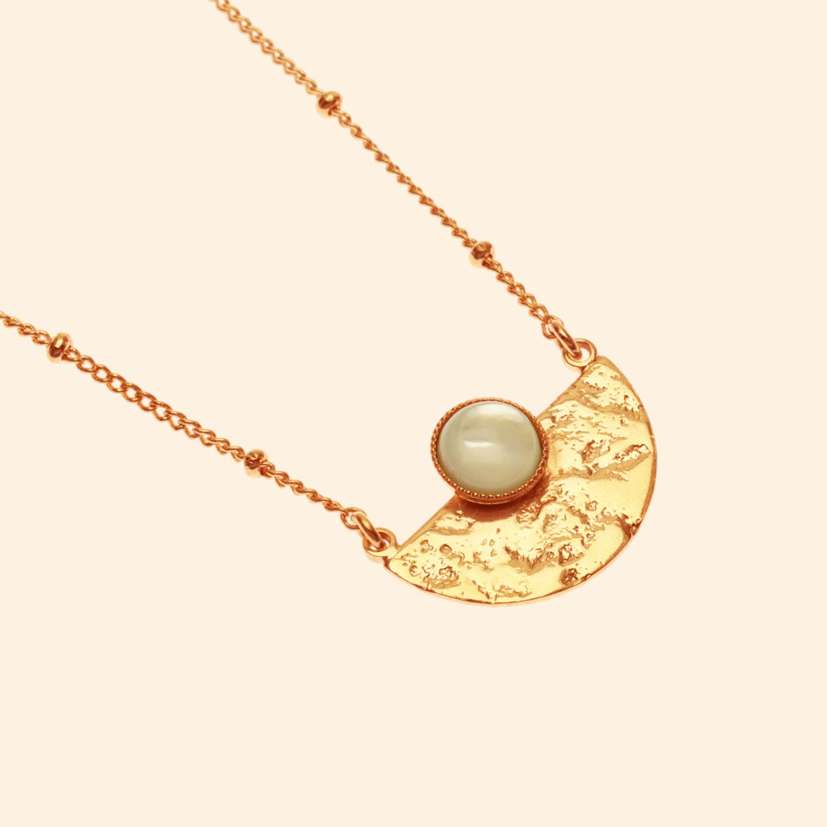 Collier Luna demi lune martelée pierre semi-précieuse