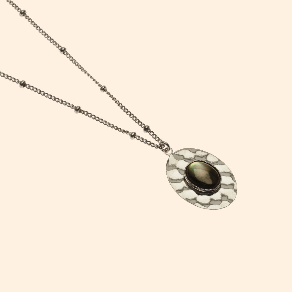 Collier argenté ovale martelé nacre grise
