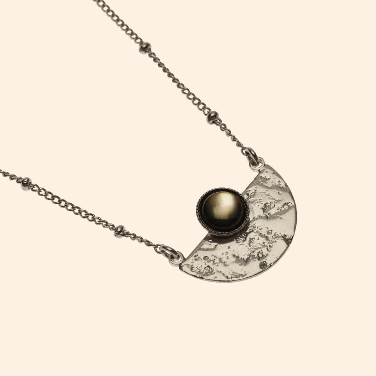 Collier Luna demi lune martelée pierre semi-précieuse
