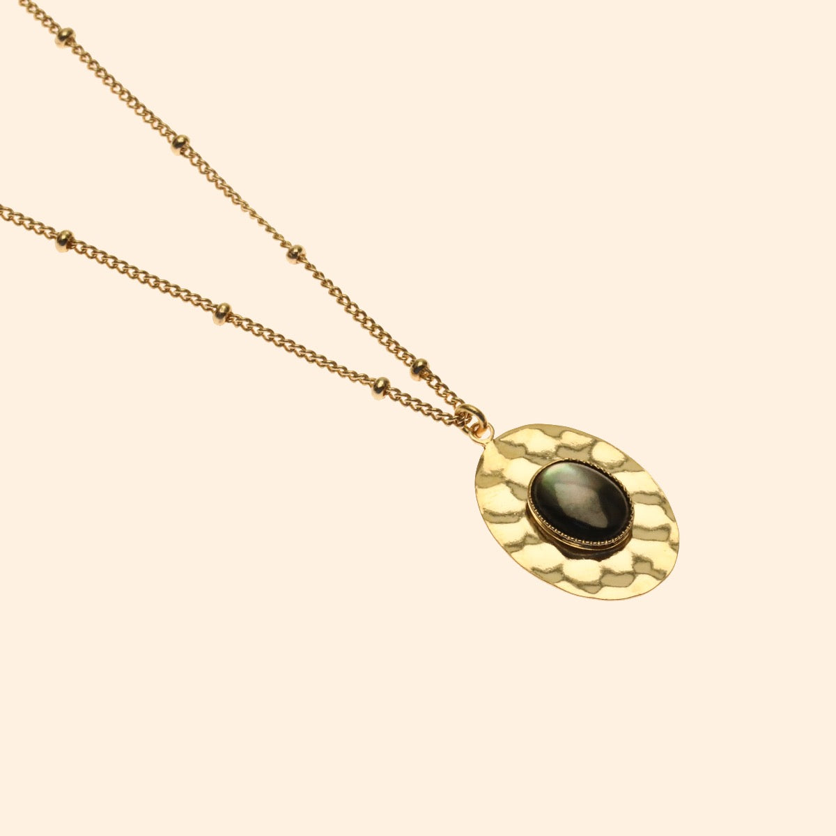 Collier doré ovale martelé nacre grise