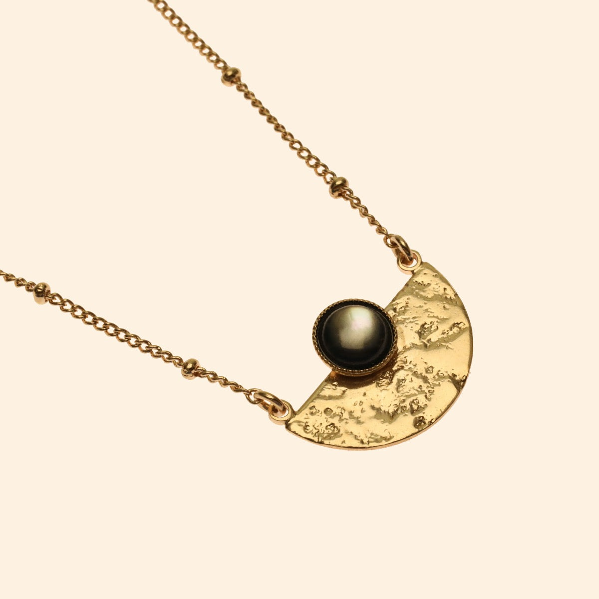 Collier Luna demi lune martelée pierre semi-précieuse