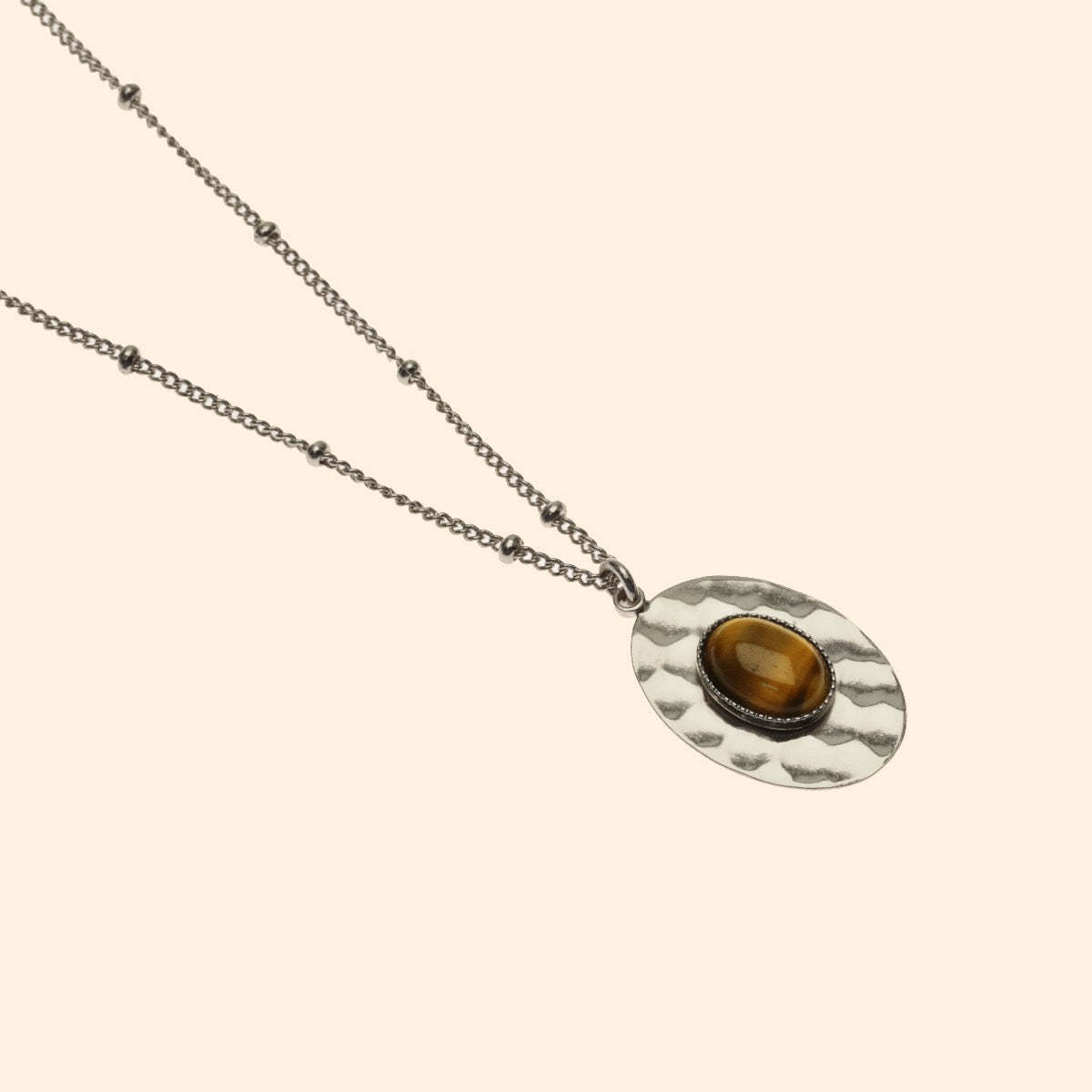 Collier argenté ovale martelé pierre oeil de tigre