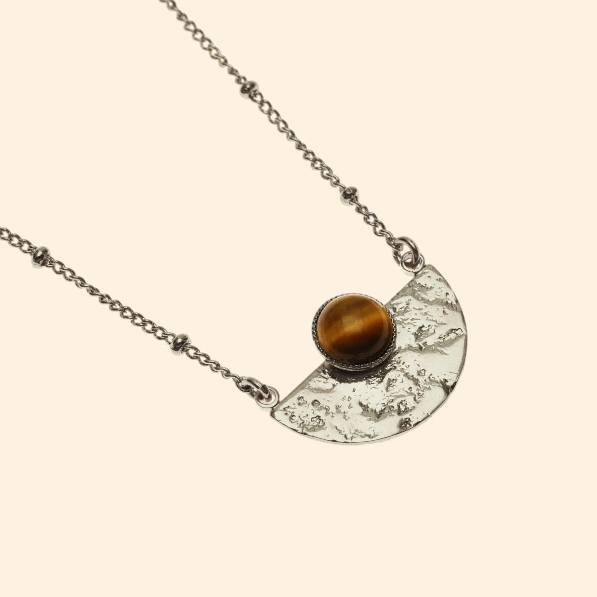 Collier Luna demi lune martelée pierre semi-précieuse