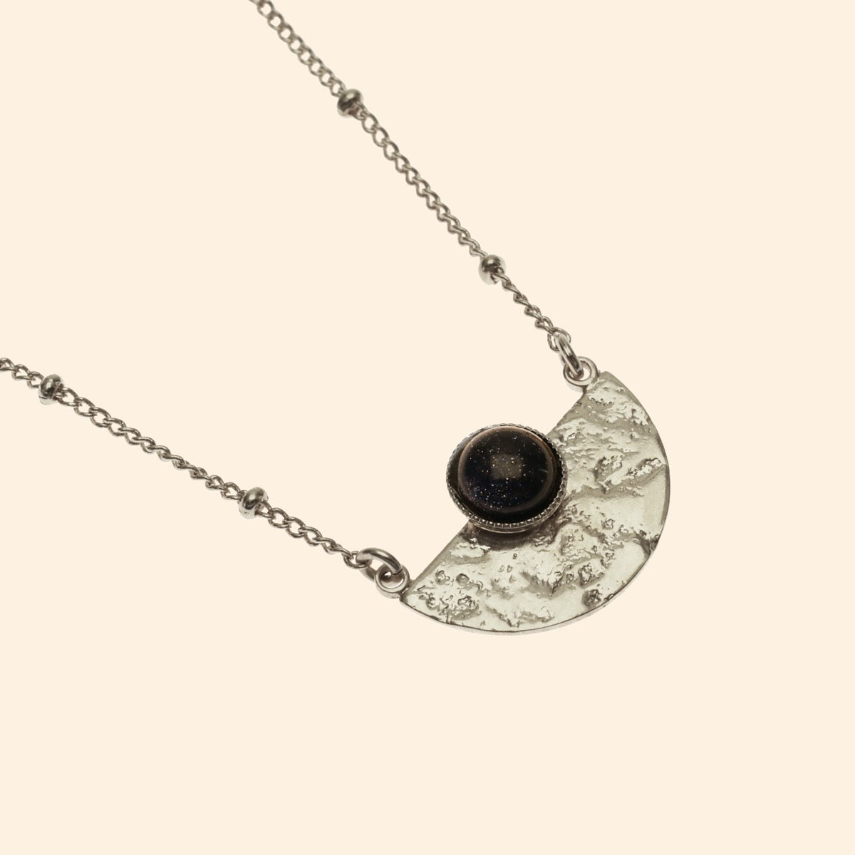 Collier Luna demi lune martelée pierre semi-précieuse