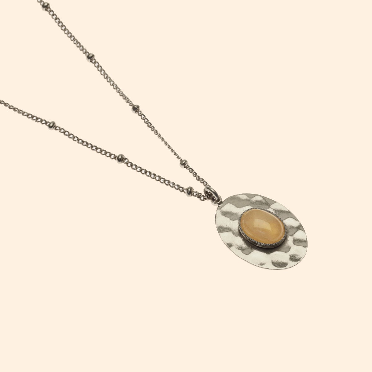Collier argenté ovale martelé pierre quartz rose