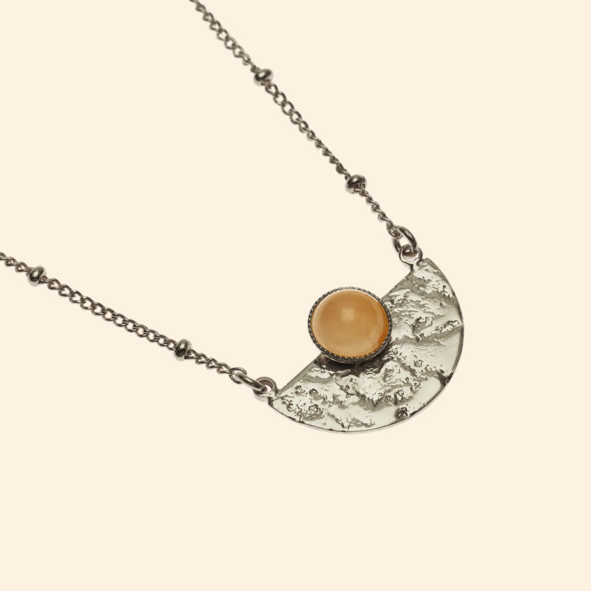 Collier Luna demi lune martelée pierre semi-précieuse