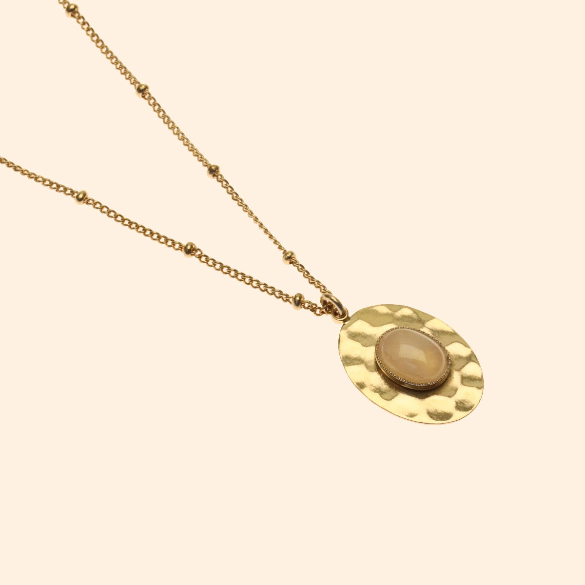 Collier doré ovale martelé pierre quartz rose