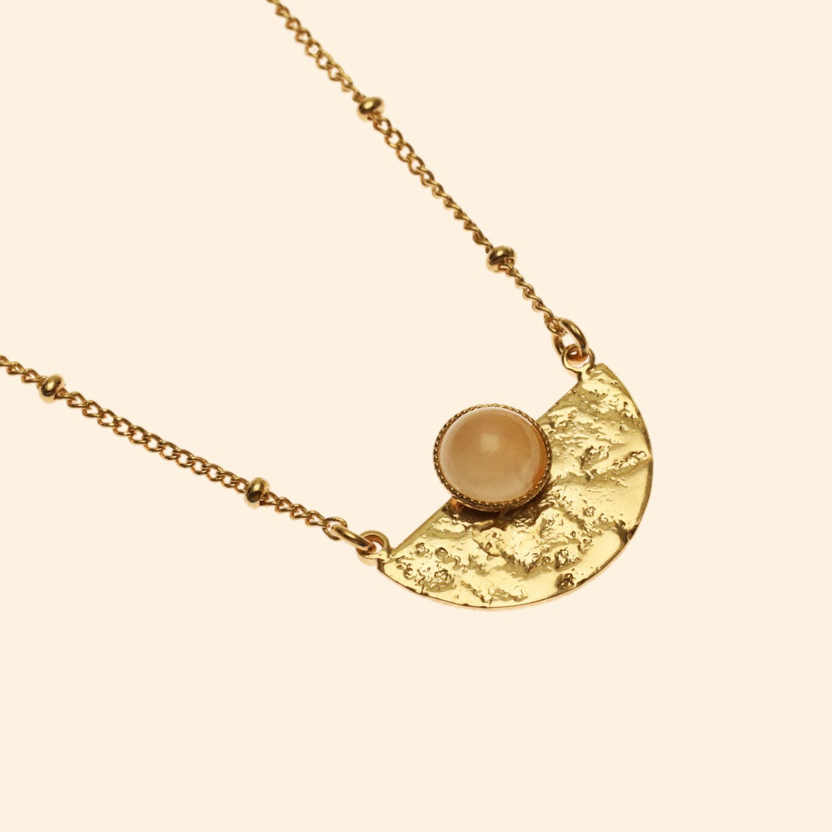 Collier Luna demi lune martelée pierre semi-précieuse