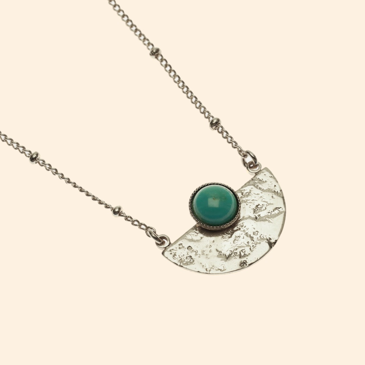 Collier Luna demi lune martelée pierre semi-précieuse
