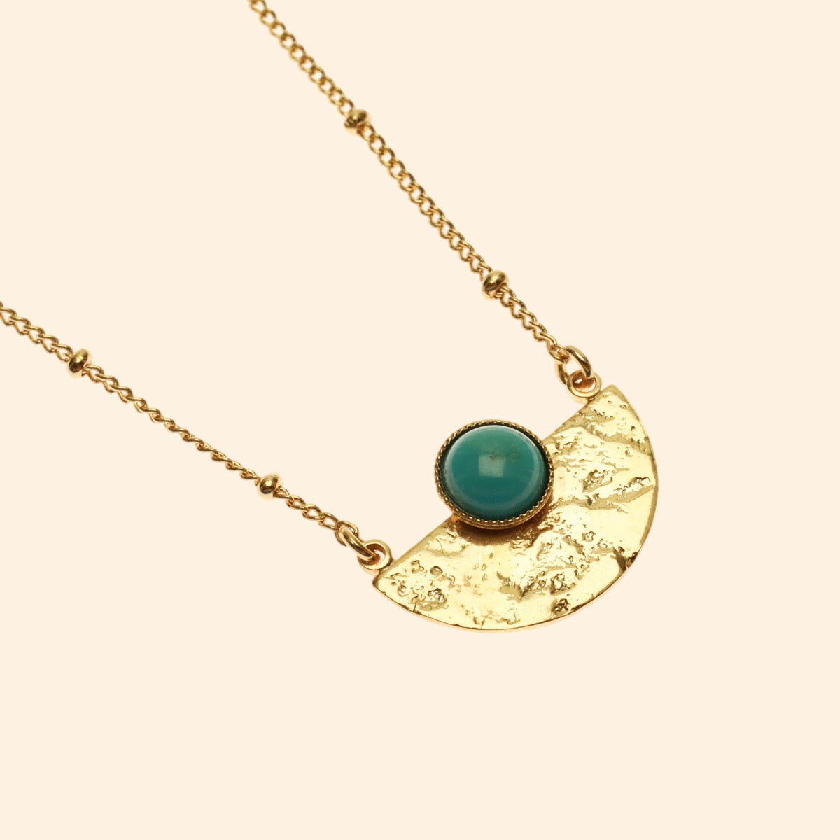 Collier Luna demi lune martelée pierre semi-précieuse