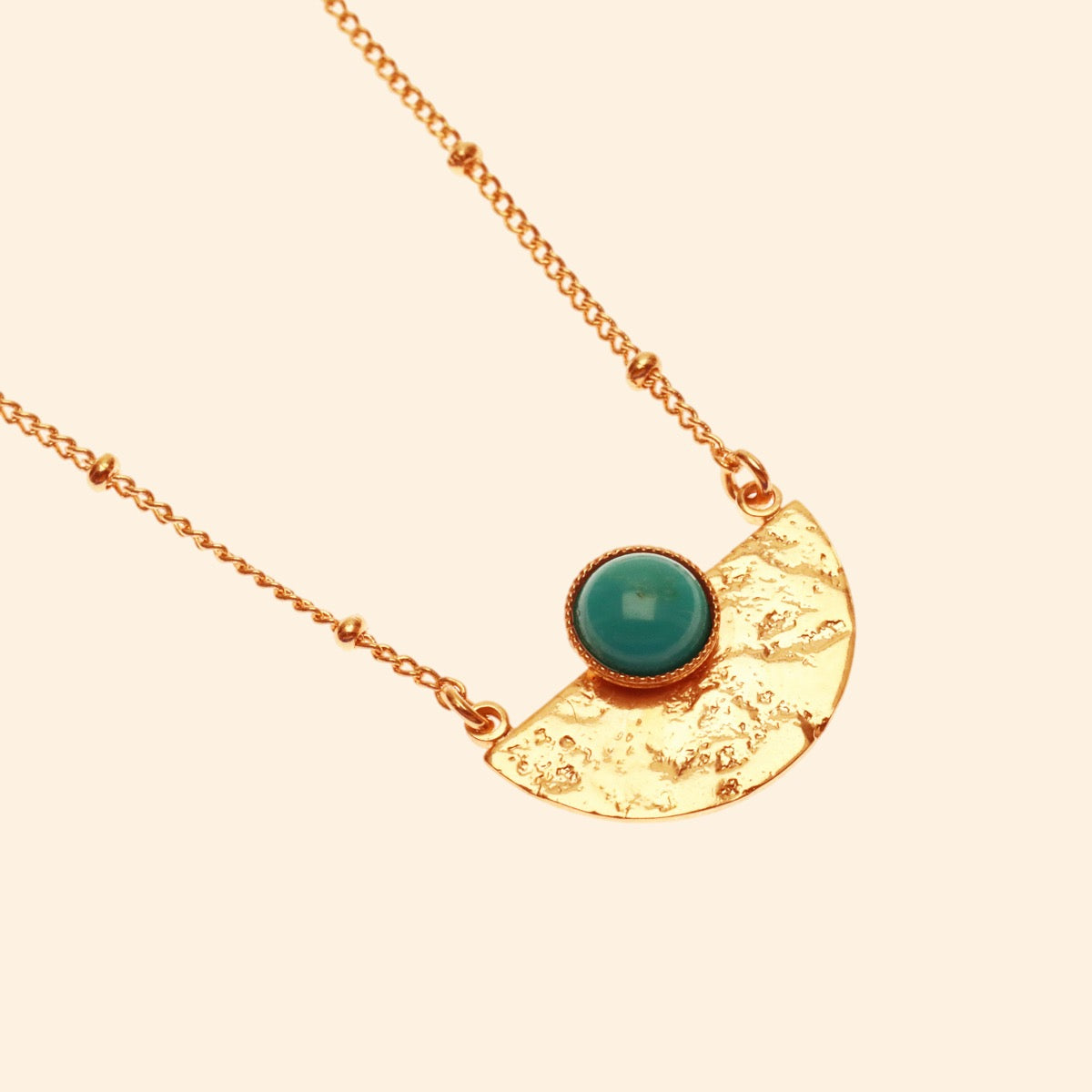Collier Luna demi lune martelée pierre semi-précieuse