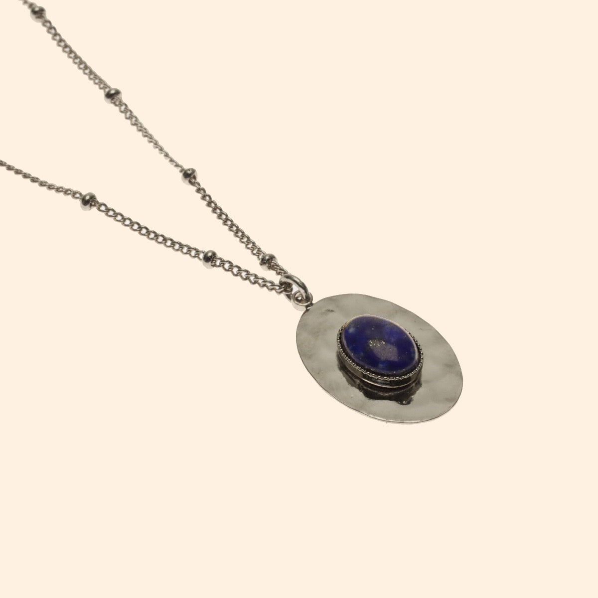 Collier argenté ovale martelé pierre lapis-lazuli
