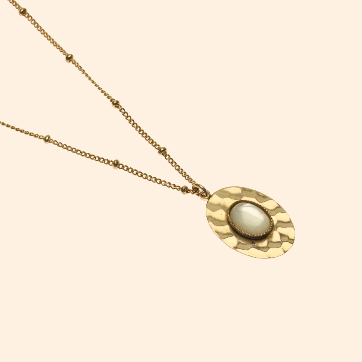 Collier doré ovale martelé nacre blanche