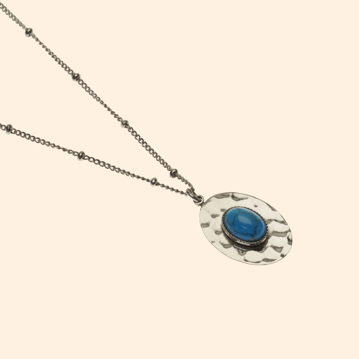 Collier argenté ovale martelé pierre turquoise